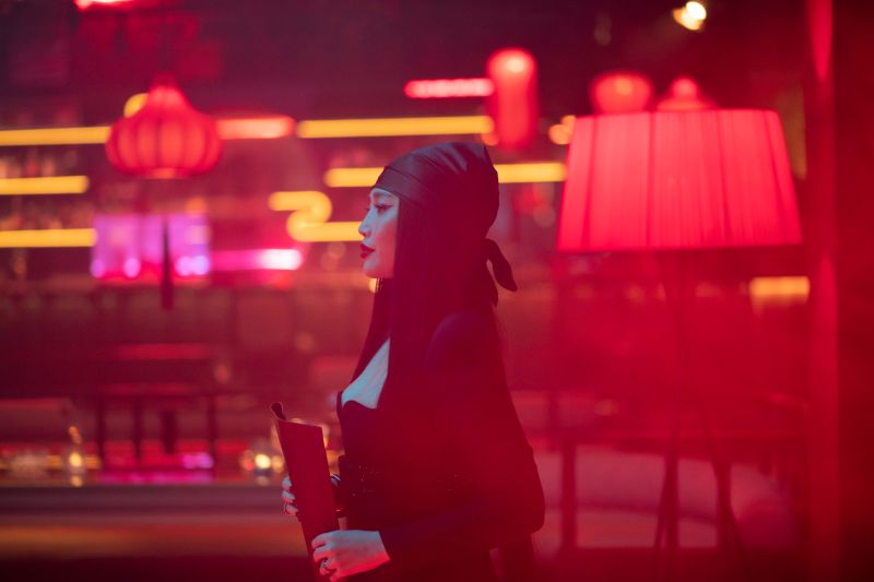 ▲A-Lin在MV中飾演「離婚俱樂部」主理人。（圖／索尼音樂）