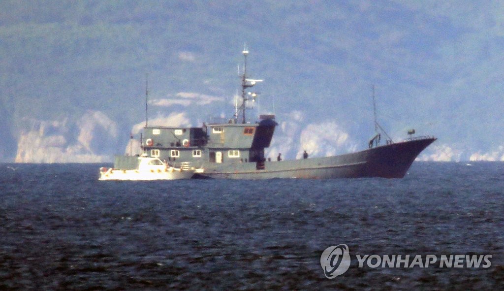 ▲韓國軍方上午發現一艘北韓鐵船越過北方界線，隨後有一艘北韓巡邏艦追逐這艘鐵船，巡邏艦遭南韓軍方警告射擊後離開。（圖／翻攝自韓聯社）