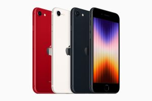 ▲iPhone SE 共有三款顏色： (PRODUCT)RED、星光色和午夜色，並具備Home 鍵及 Touch ID 功能。（圖／Apple提供）