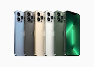 ▲iPhone 13 Pro 和 iPhone 13 Pro Max 現有五種顏色：天峰藍色、石墨色、金色、銀色和全新松嶺青色。（圖／Apple提供）