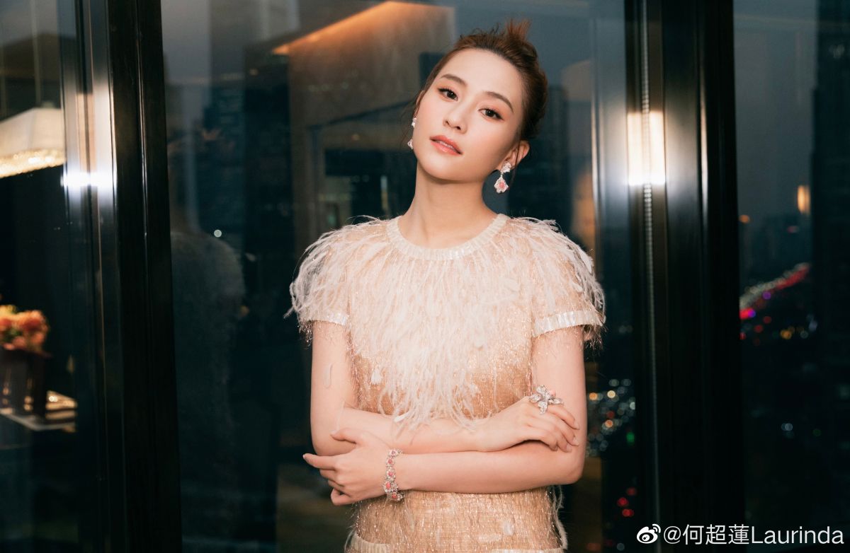 ▲賭王千金何超蓮曬氣派豪宅，還拍到蝙蝠飛進家門。（圖／翻攝何超蓮微博）