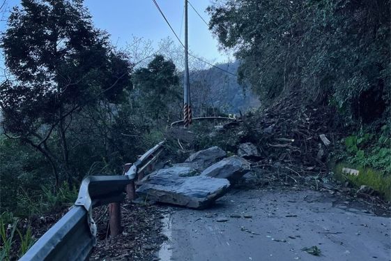 連日豪雨落石淹車道！新竹大鹿林道9K坍方　全線搶修中
