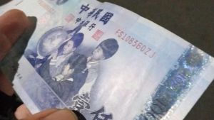 ▲有外送員送到旅館,機車上卻被偷夾藍色小費,讓大家羨慕不已。(圖/外送員的奇聞怪事) ▲有外送員送到旅館,機車上卻被偷夾藍色小費,讓大家羨慕不已。(圖/外送員的奇聞怪事)