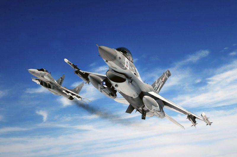 ▲烏克蘭總統澤倫斯基呼籲西方強國，就波蘭提供烏克蘭戰機一事儘速做出決定。圖為波蘭空軍的米格29（MiG-29，左）與F-16戰機。（圖／波蘭國防部）
