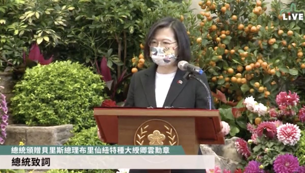 贈勳予貝里斯總理布里仙紐 蔡英文自爆愛吃辣椒醬
