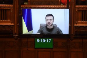▲烏克蘭總統澤倫斯基(Volodymyr Zelensky)於英國國會發表視訊演說。(圖/取自英國下議院推特) ▲烏克蘭總統澤倫斯基(Volodymyr Zelensky)於英國國會發表視訊演說。(圖/取自英國下議院推特)