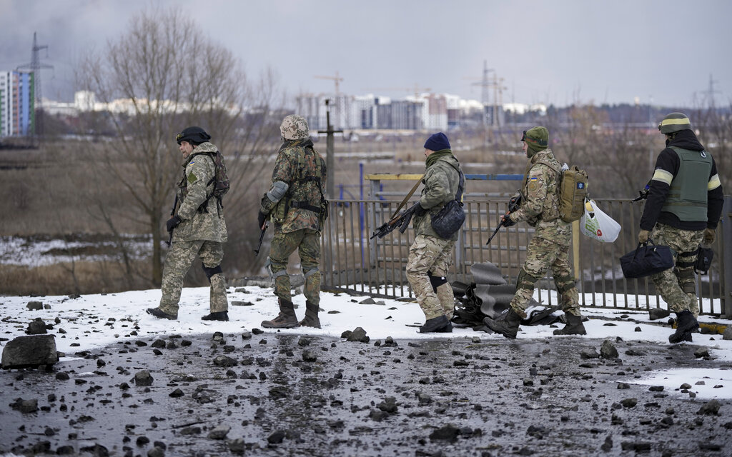 ▲俄烏戰事已經持續將近2週。圖為行走在基輔郊區的烏克蘭士兵。（圖／美聯社／達志影像）