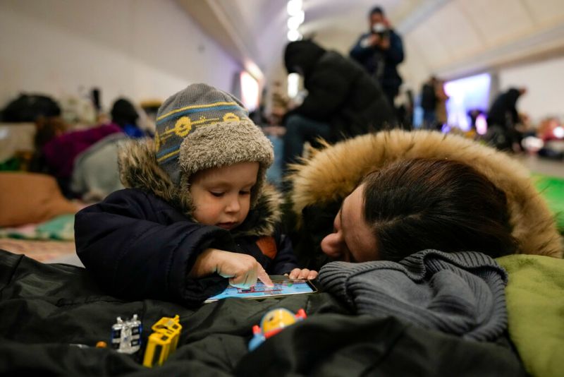 ▲根據聯合國難民事務高級專員公署（UNHCR）表示，俄羅斯2月24日入侵烏克蘭至今，已有超過470萬名烏克蘭人逃離母國。圖為在地鐵站避難的烏克蘭民眾。（圖／美聯社／達志影像）