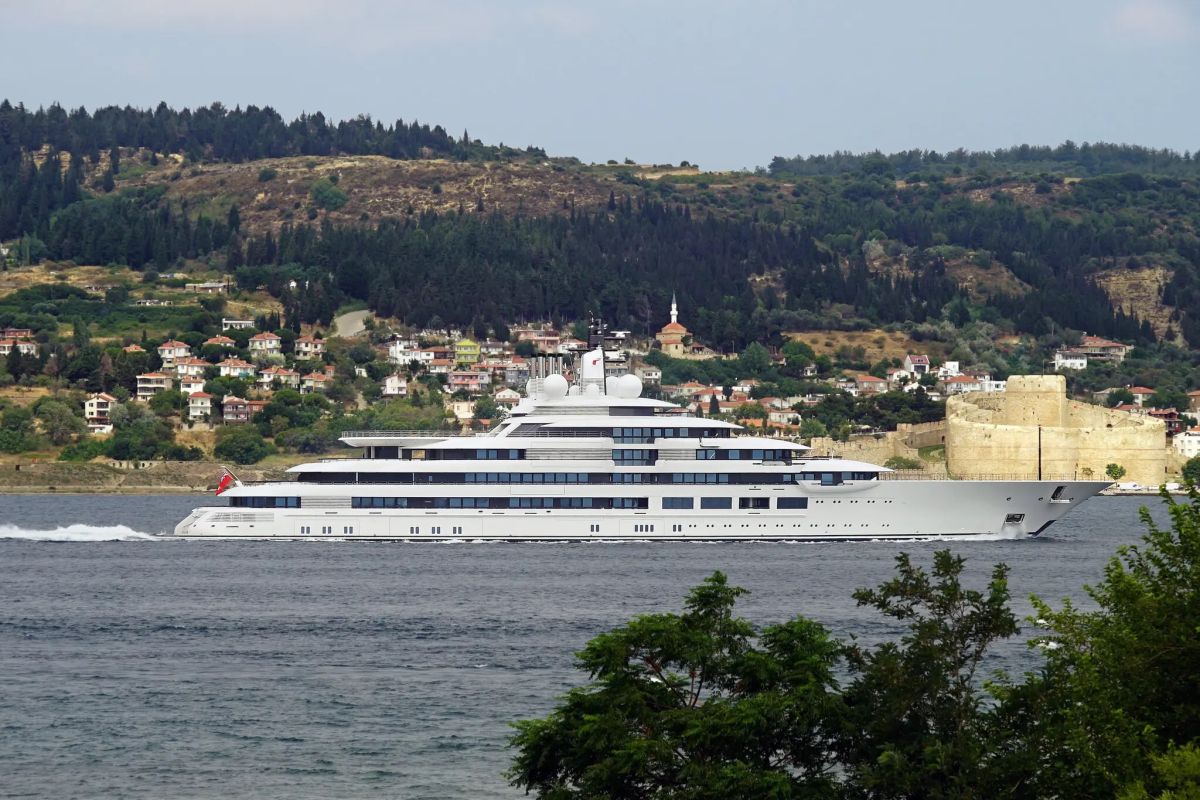 ▲義大利港口停靠一艘要價約7億美元的超級遊艇，外傳船主是俄羅斯總統蒲亭。（圖／翻攝自紐約時報）