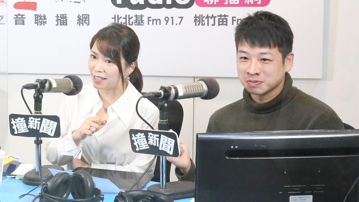 ▲台北市政府發言人陳智菡與民眾黨文宣創意部主任許甫，夫妻兩人9日上午接受廣播媒體專訪。（圖／pop raido提供）