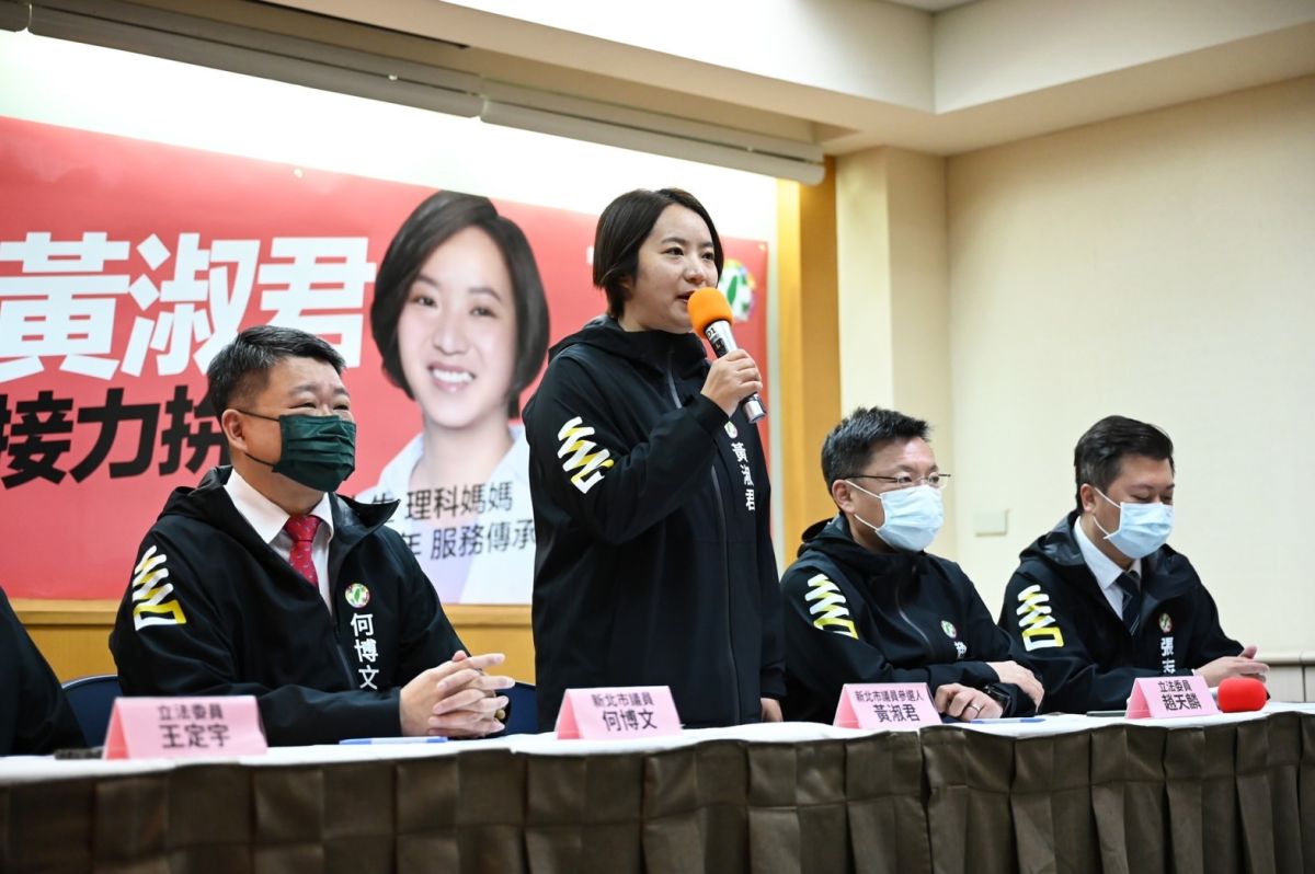 ▲新北市議員何博文推出服務處主任「理科媽媽」黃淑君，接棒參選板橋選區的市議員。（圖／何博文服務處提供）