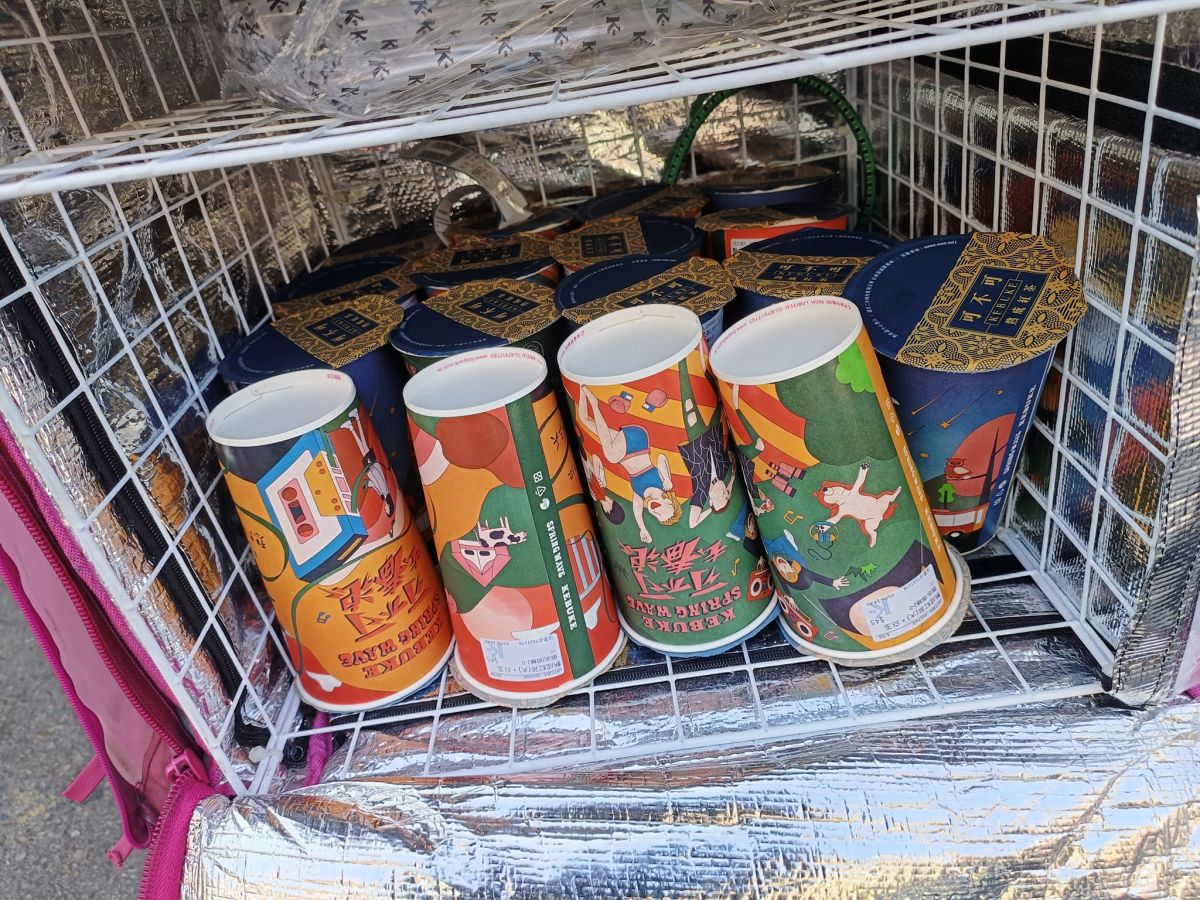 ▲一名外送員分享，他接到39杯飲料的訂單，送達指定地點後，竟有一群人往他的方向湧過來取餐。（圖／翻攝自外送員的奇聞怪事）