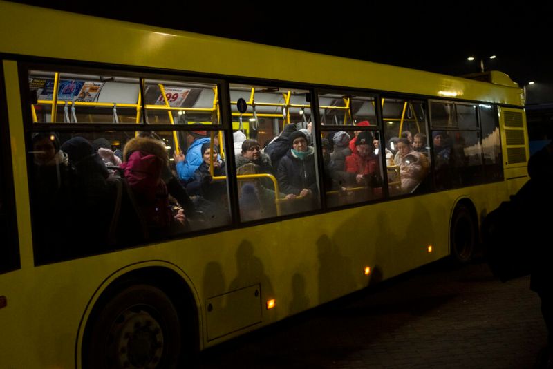 ▲烏克蘭東南部港市馬立波的市議會表示，準備撤離更多馬立波平民的巴士尚未抵達議定好的接送地點，這跟稍早傳出巴士已經離開馬立波的消息有所矛盾。資料照。（圖／美聯社／達志影像）