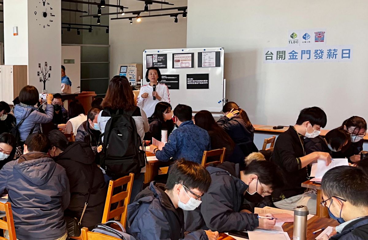 ▲台開董座邱于芸親至金門發放台開員工薪資。（圖／台開提供）