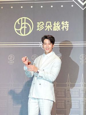 胡宇威愛宅在家寵陳庭妮 「2貼心舉動」比過情人節更甜 ▲主持人Ruby認證胡宇威好膚質,他也現場傳授保養按摩秘訣。(圖/記者蕭涵云攝)