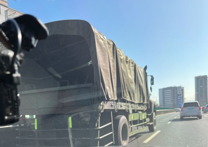 ▲台北市市民高架建國南路上方路段，今（9）日上午發生一起軍用卡車擦撞BMW的事故。（圖／民眾提供）