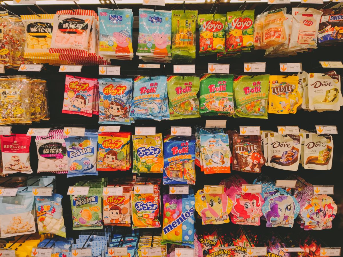▲許多零食、餅乾和飲品都是從小陪伴著我們的好夥伴，對此，網友就分享一款古早味糖果「水果糖」。（示意圖／取自unsplash）