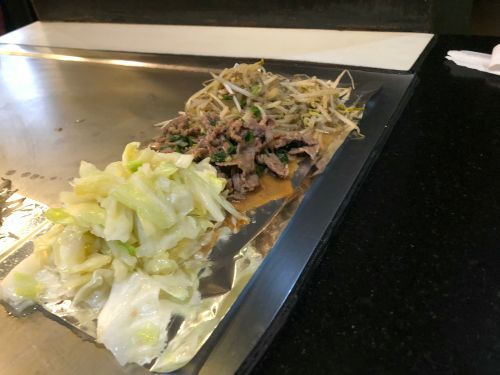 ▲黑木太太提到，台灣鐵板燒不僅有現煎料理，還附有滷肉飯、玉米濃湯、爆米花等多樣選擇，與日本截然不同，因此讓遊客感到新奇。（圖／記者張志浩攝）