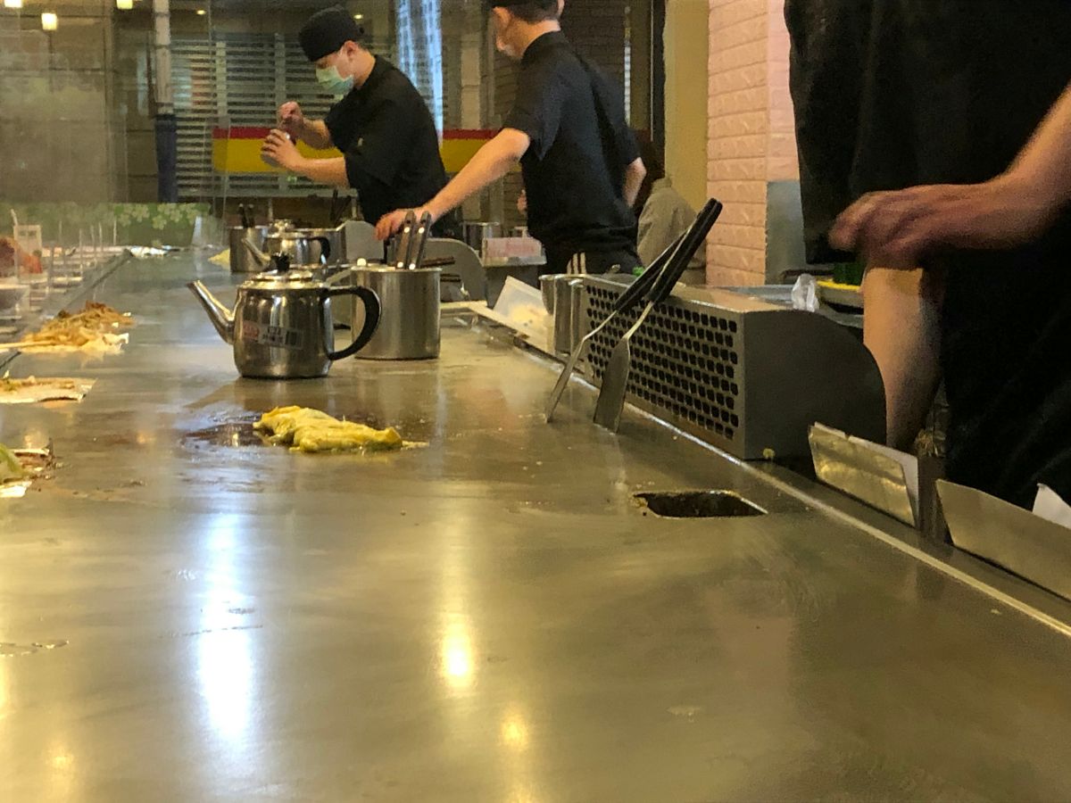 ▲對於鐵板燒師傅而言，長期工作下來遇到的百百種客人，難免會有「奧客」出現，對此就有師傅列出13項「鐵板燒奧客行徑」，貼文引起討論。（示意圖，非當事人／記者張志浩攝）