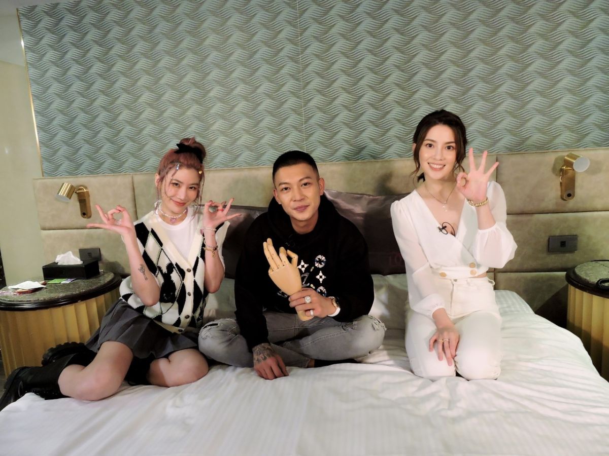 ▲鳳梨（中）擔任《小姐不藏私》節目來賓，與許藍方（右）、Miyake（左）大聊性愛話題。（圖／東森提供）