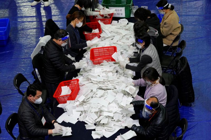 ▲韓國總統大選勝負已定，但民調顯示有將近一半的韓國選民，不怎麼滿意自己選擇的候選人。（圖／美聯社／達志影像）