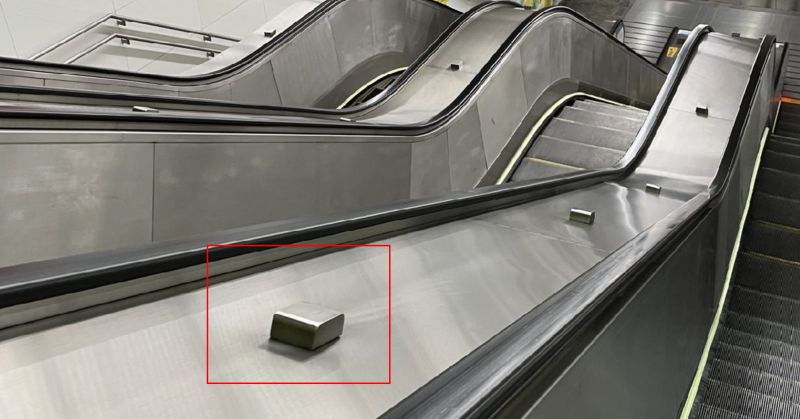 ▲捷運手扶梯上常常有一塊正方形的東西，你知道其用途為何嗎？（圖/北捷臉書）