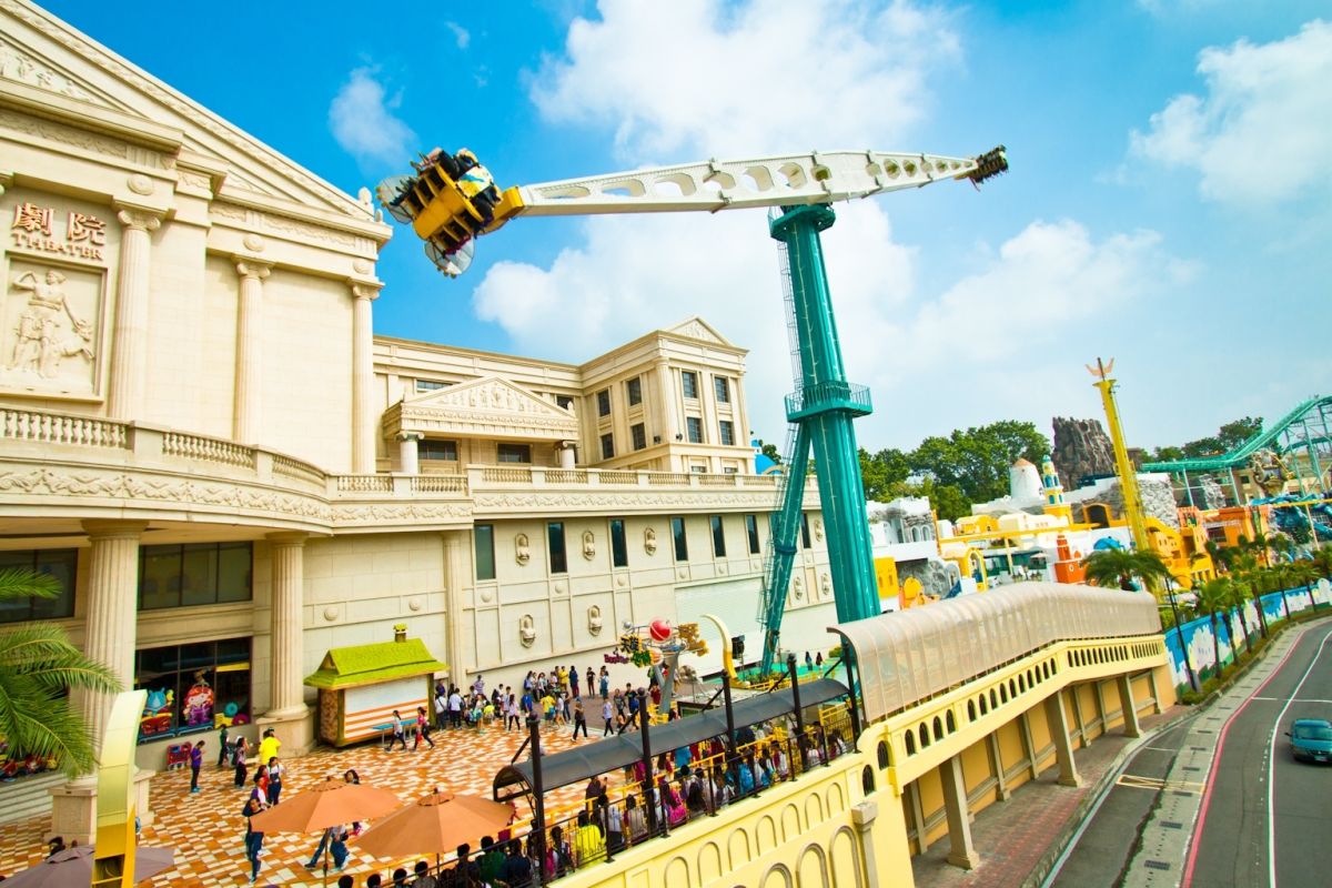 ▲義大遊樂世界聽到各位的心聲了！推出壓線優惠限時開賣，凡於周六16:30入場星光票只要99元（原價299元），園區也承諾「延長營運」，遊客可以一路暢玩到晚上8點。（圖／義大遊樂世界提供）