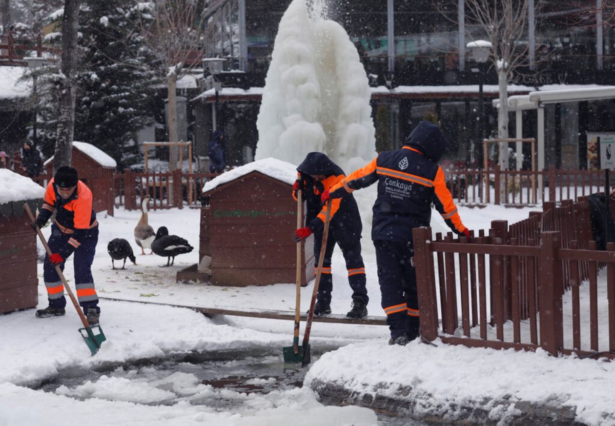 ▲土耳其伊斯坦堡昨天深夜開始暴風雪來襲，專家預測，恐帶來1987年以來最大風雪。資料照。（圖／美聯社／達志影像）