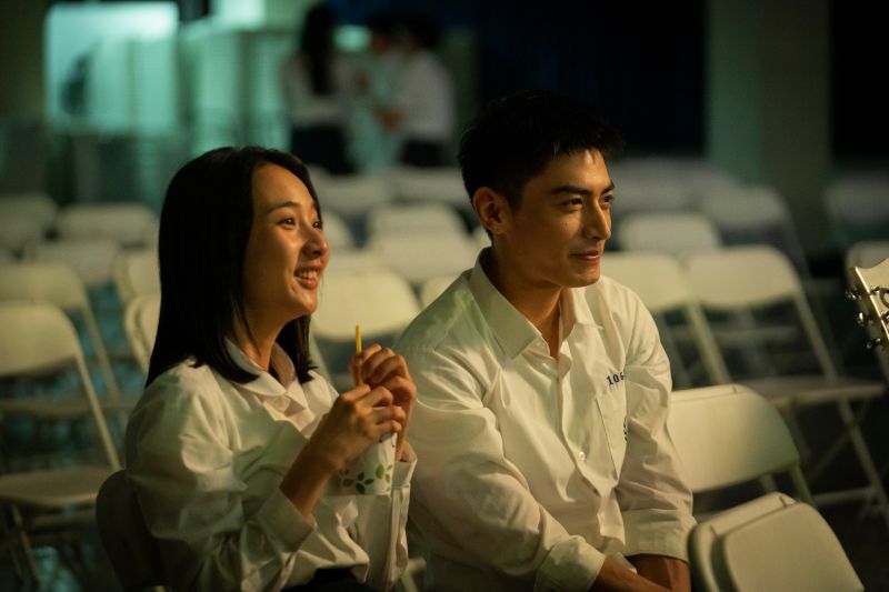 ▲宋柏緯MV中展現出他對李沐(左)直率的感情。(圖/華映)