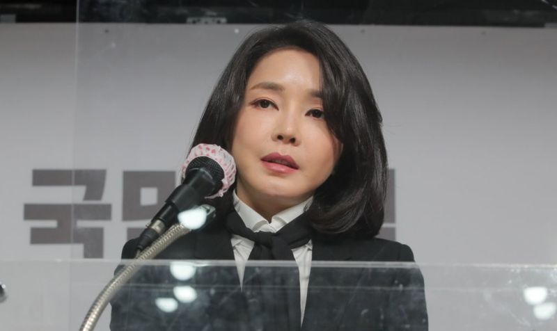 ▲韓國總統尹錫悅小12歲的妻子金建希,雖然長的漂亮,卻在競選期間一再爆出醜聞,給丈夫的總統之路添堵。(圖/翻攝自韓聯社)