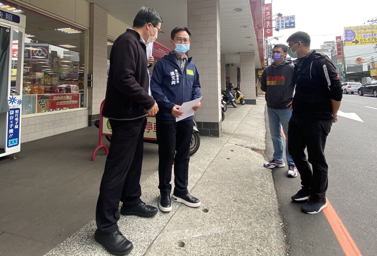 ▲新竹市東區龍山里長張文興（左2）參與交通會勘，爭取光武國中友善通學環境。（圖／張文興提供）