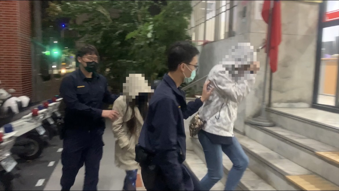 ▲警方將兩名女服務生帶回偵辦，依社會秩序維護法移請地方法院簡易庭裁處。（圖／翻攝畫面）