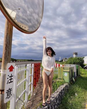 壯壯 ▲壯壯下半身失蹤的美照,令粉絲凍抹條!(圖/翻攝壯壯FB)