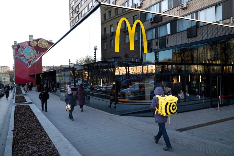 ▲在俄羅斯揮軍入侵烏克蘭後，麥當勞宣布將暫停在俄業務，最新財報出爐顯示第一季損失將近1.27億美元。（圖／美聯社／達志影像）