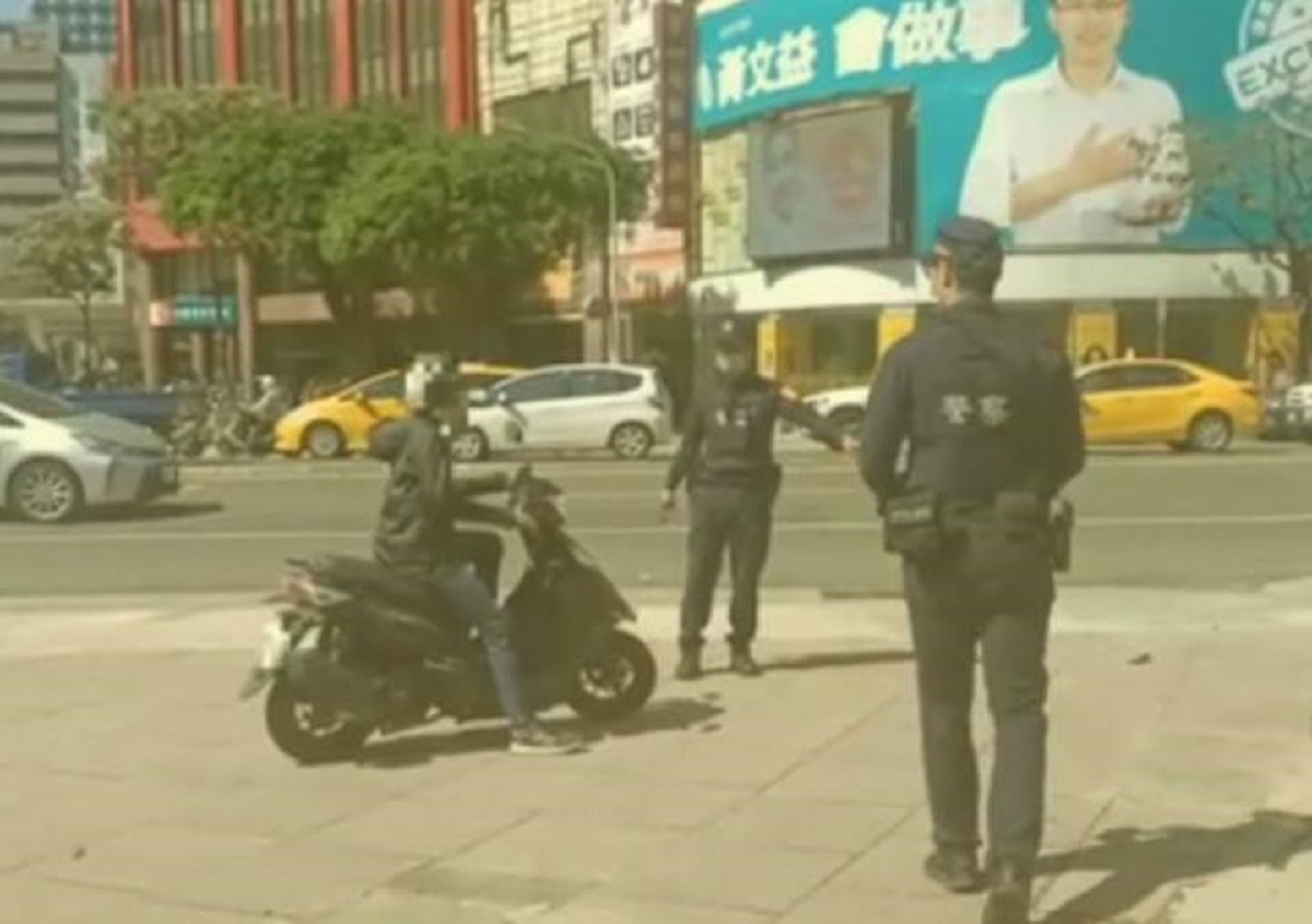 ▲聽聞波蘭籍記者批高雄機車騎人行道，陳其邁表示非常危險，將加強取締。(圖／記者郭凱杰翻攝)