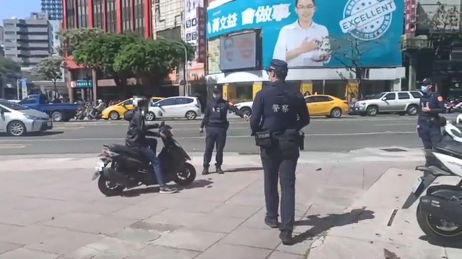 ▲警方將加強取締機車騎上人行道。（圖／高雄市交通大隊提供）