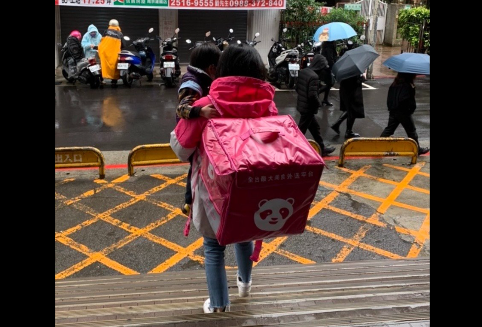 ▲有位網友目睹女外送員「抱著小孩送餐」，後續經過曝光也讓上萬網友感動。（圖／翻攝《爆廢公社》）