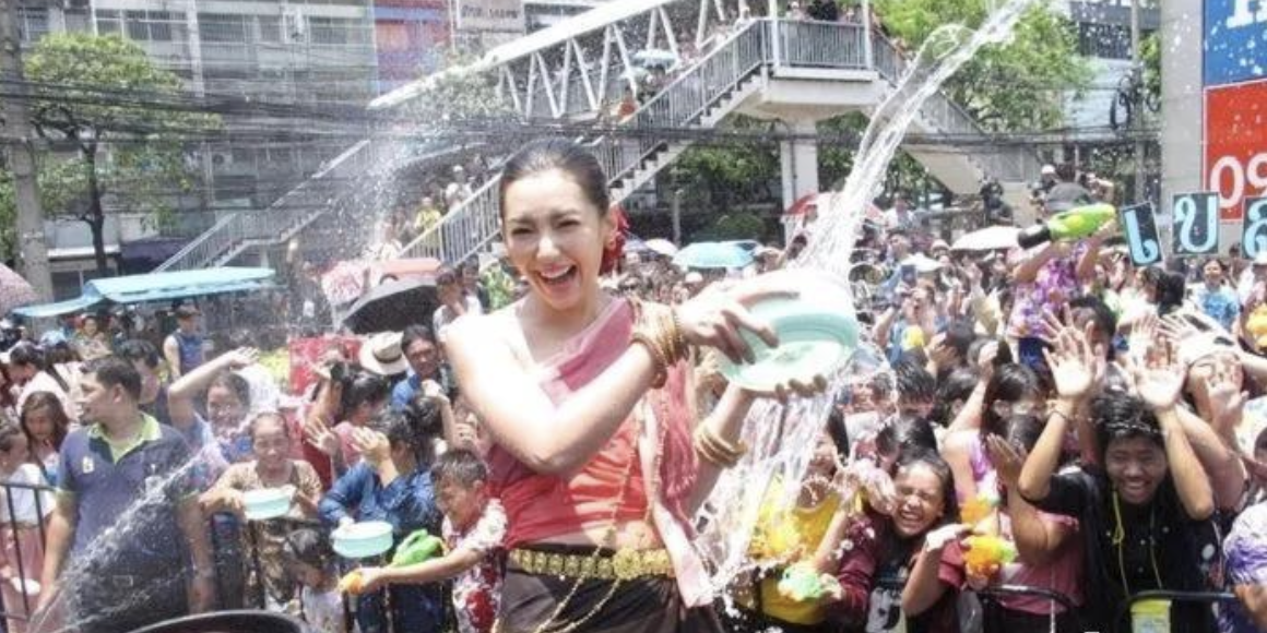 ▲泰國明星貝拉參與宋干節活動，與民眾同樂。（圖／翻攝自推特）