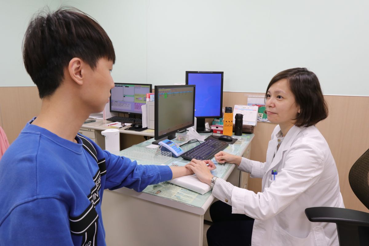 ▲醫師為患者把脈問診。(圖／醫院提供2022.3. 10 )