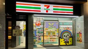 ▲超商開賣「5元奶茶」引發民眾關注,7-11祭出iseLect奶茶、紅茶、麥茶5元,蜂蜜菊花茶10元。(圖/記者黃韻文攝) ▲原PO近日在7-11架上發現經典零食「科學麵」的新口味,問了店員才知道原來是「區域限定」,貼文一出,也讓眾人直喊羨慕。(示意圖/記者黃韻文攝)