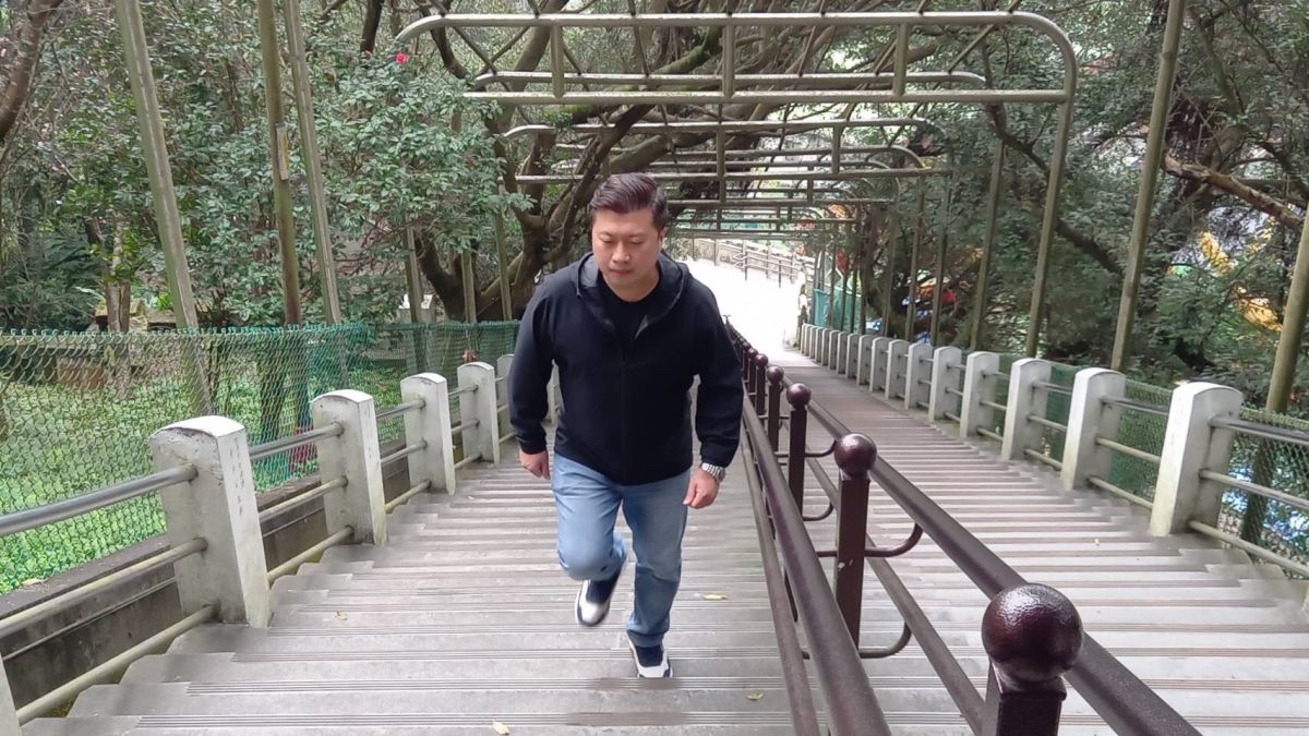 ▲力拼連任的新北市議員張志豪，選擇挑戰中和神山烘爐地的1137階梯，表達一步一腳印的踏實做事，讓中和更好。（圖／新北市議員張志豪提供）