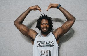 ▲限量推班尼特球衣!滿千元可與NBA狀元郎「擊掌傳情」。(圖/高雄鋼鐵人提供) ▲限量推班尼特球衣!滿千元可與NBA狀元郎「擊掌傳情」。(圖/高雄鋼鐵人提供)