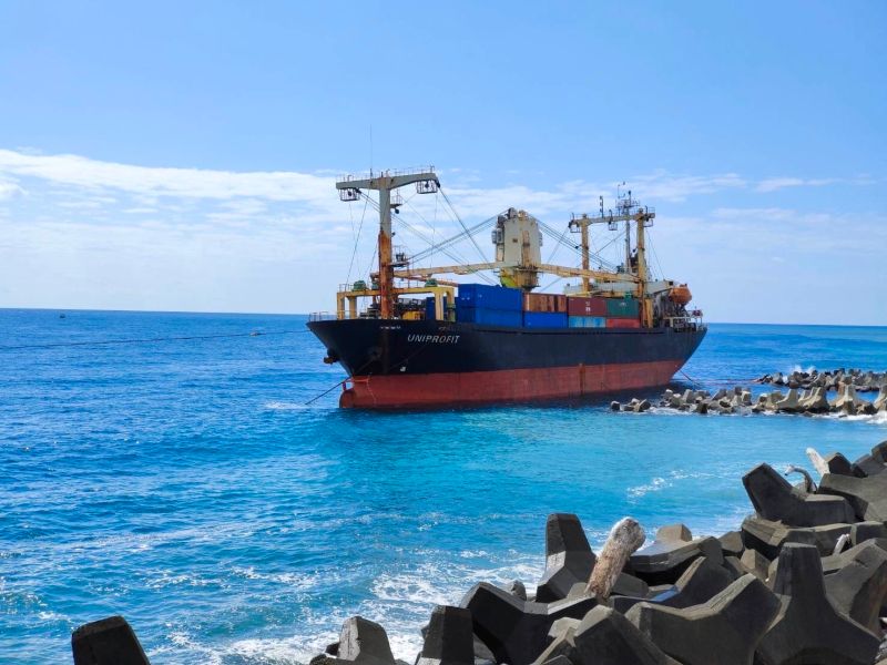 ▲貝里斯籍聯利輪「UNIPROFIT」於8日擱淺在台東富岡漁港外。（圖／航港局提供）