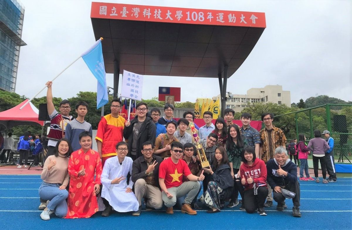 ▲擔任台灣科技大學工程學院專案助理教授的武德勝（Duc-Thang Vo）表示即將在今年11月成立全台越南生校友會。圖為武德勝在台科大和外籍師生參加運動會。（圖／武德勝提供）
