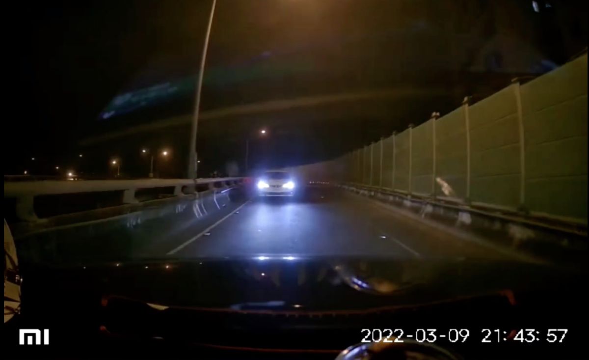 ▲昨（9）日台南市新市區又有駕駛在高架橋上逆向行駛，差點釀成事故。（圖／翻攝自爆料公社臉書）