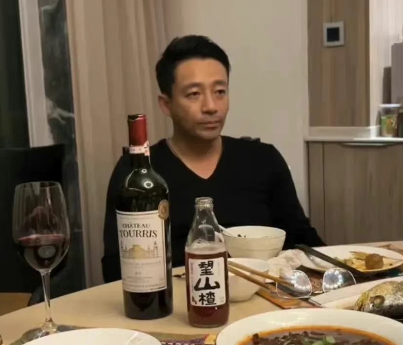 ▲汪小菲露臉直播卻全程發呆不說話，被網友發現是P圖。（圖／翻攝張蘭抖音）