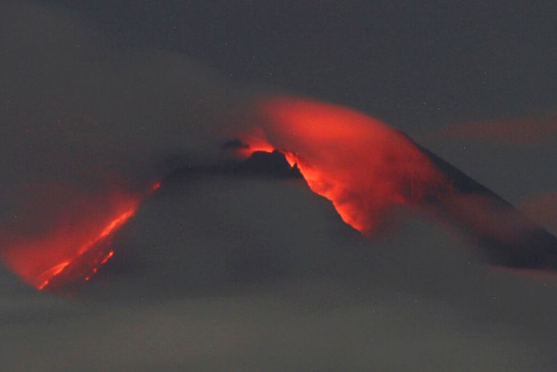 印尼梅拉比火山爆發　數百人逃離家園