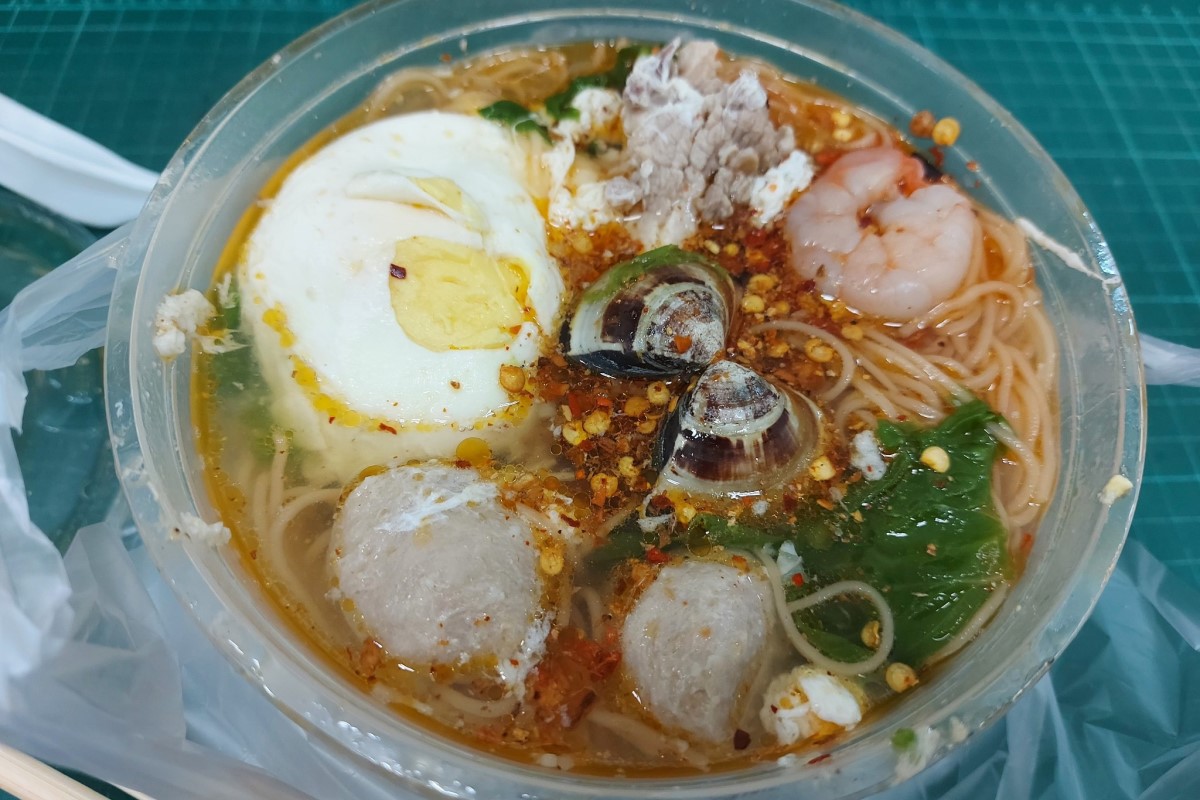 ▲台中這碗麵只要45元，眾見豪華配料全跪：「有夠幸福」。（圖／臉書社團《爆廢公社二館》） 