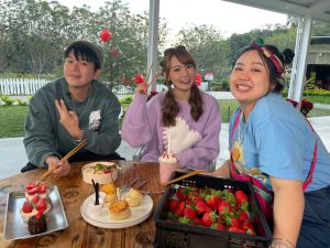▲《食尚玩家瘋狂總部》由李易(左)、大文(右)及林莎 (中)主持，帶觀眾探索台灣各地美食。 (圖／TVBS提供)