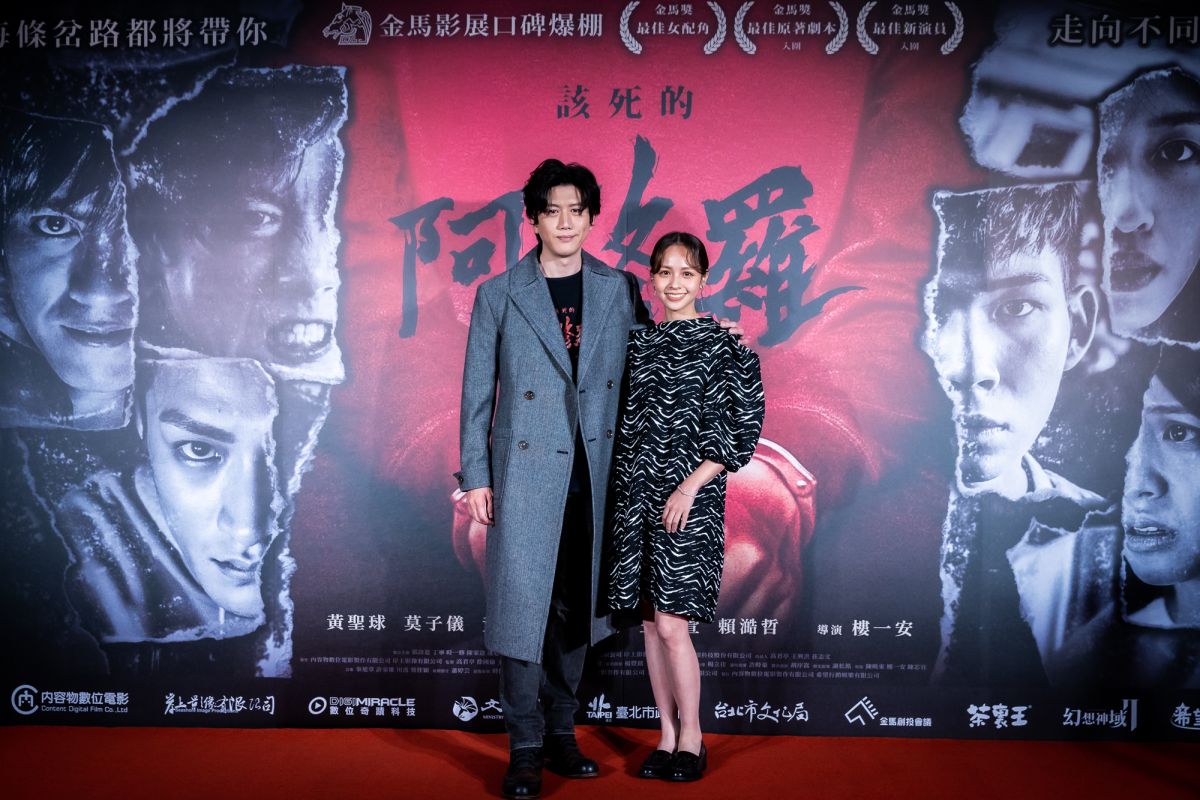 ▲莫子儀（左）獻吻對象選擇黃姵嘉。（圖／希望行銷提供）